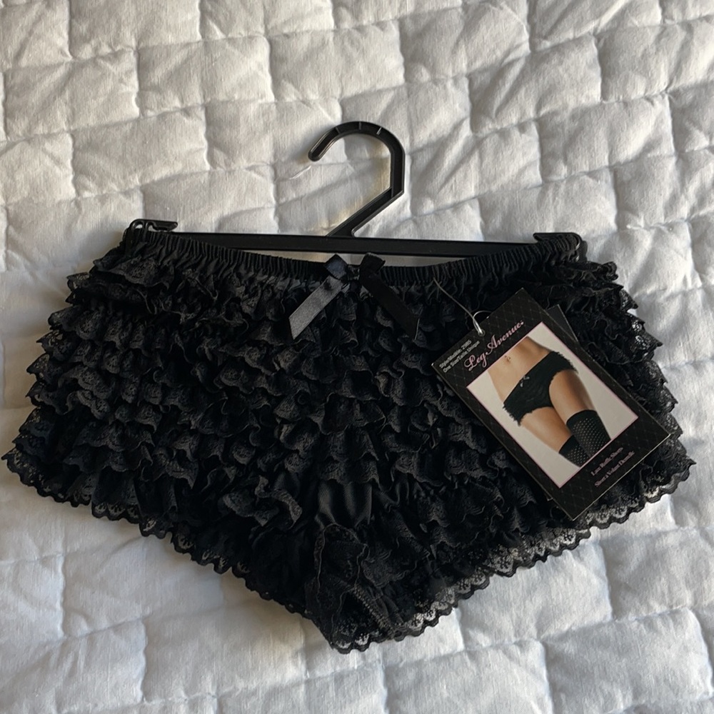 Leg Avenue Lace ruffle shorts